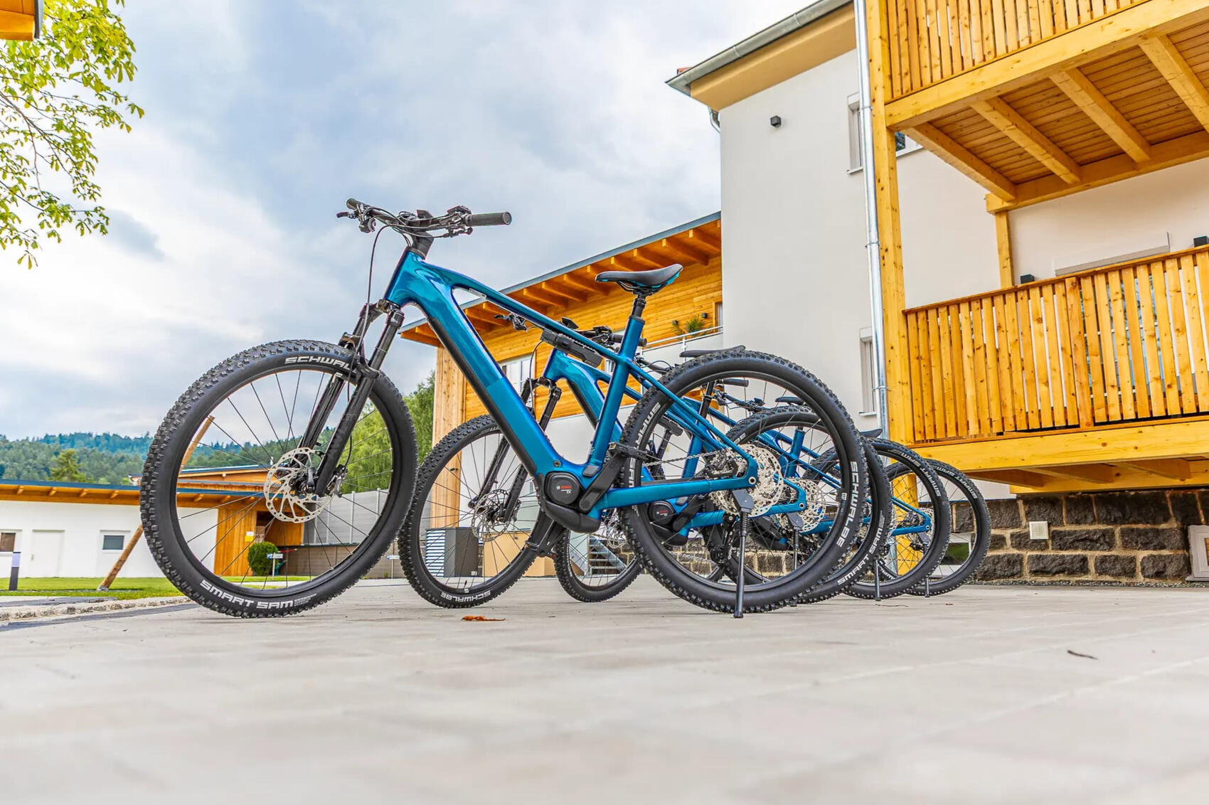 Untitled Premium E-Trekking Bikes von Cube in Viechtach mieten